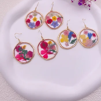 ALLNEWME красиви кръгли обеци от смола с естествена боя във формата на цвете, за жени или момичета, с позлатени обеци от сплав с геометричен модел, подарък