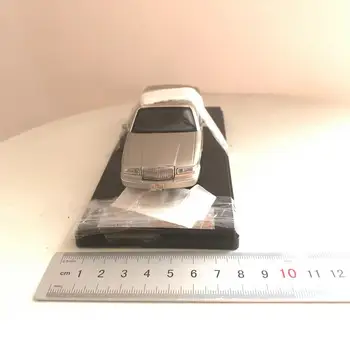 Дефект на боята Липсва логото на автомобила в мащаб 1:43 Метална играчка Lincoln Town Car 1996 Седан Модел от сплав Шампанско